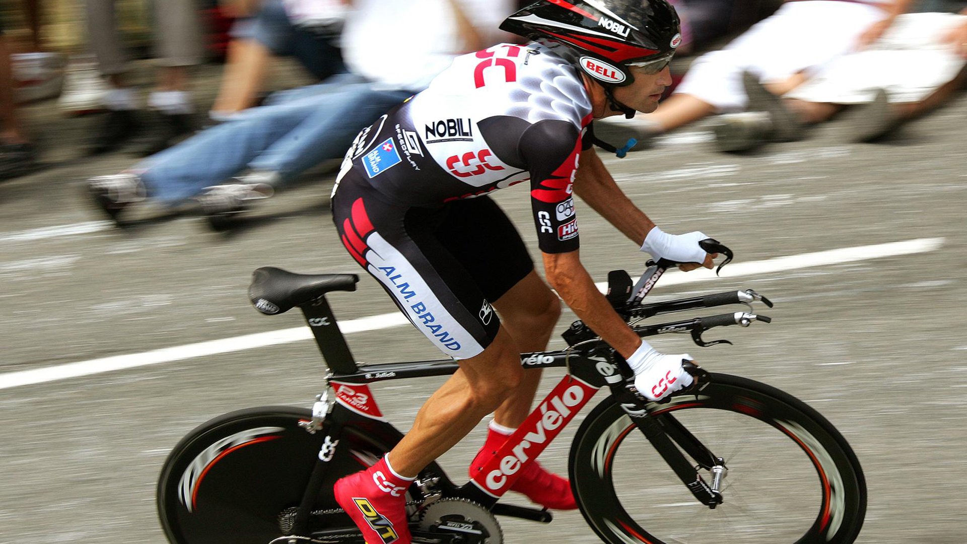 橙潮与闪电，当荷兰足球击败中国，克瓦拉茨赫利亚在F1赛道接管年度争冠